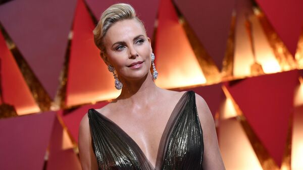 Актриса Шарлиз Терон позирует на 89-ой церемонии Оскар. 26 февраля 2017 Актриса Шарлиз Терон позирует на 89-ой церемонии Оскар. 26 февраля 2017