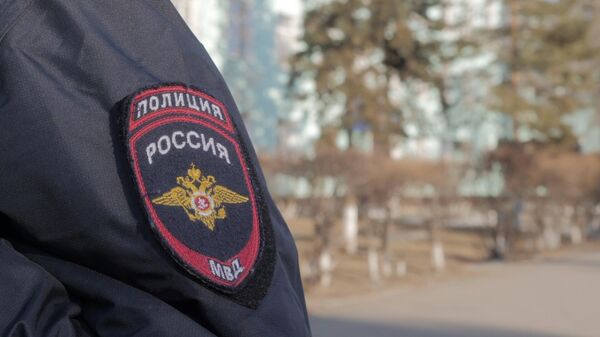 Сотрудник полиции у здания Амурского колледжа строительства и жилищно-коммунального хозяйства в Благовещенске, где произошла стрельба Сотрудник полиции у здания Амурского колледжа строительства и жилищно-коммунального хозяйства в Благовещенске, где произошла стрельба