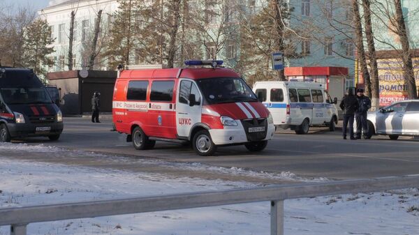 Автомобили правоохранительных служб и МЧС у здания Амурского колледжа строительства и жилищно-коммунального хозяйства в Благовещенске, где произошла стрельба Автомобили правоохранительных служб и МЧС у здания Амурского колледжа строительства и жилищно-коммунального хозяйства в Благовещенске, где произошла стрельба