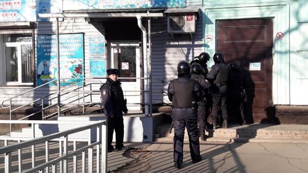 Сотрудники правоохранительных органов у здания Амурского колледжа строительства и жилищно-коммунального хозяйства в Благовещенске, где произошла стрельба Сотрудники правоохранительных органов у здания Амурского колледжа строительства и жилищно-коммунального хозяйства в Благовещенске, где произошла стрельба