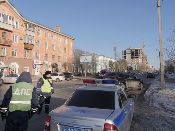 Сотрудники ДПС у здания Амурского колледжа строительства и жилищно-коммунального хозяйства в Благовещенске, где произошла стрельба Сотрудники ДПС у здания Амурского колледжа строительства и жилищно-коммунального хозяйства в Благовещенске, где произошла стрельба