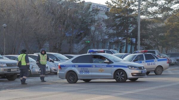 Сотрудники правоохранительных служб у здания Амурского колледжа строительства и жилищно-коммунального хозяйства в Благовещенске, где произошла стрельба Сотрудники правоохранительных служб у здания Амурского колледжа строительства и жилищно-коммунального хозяйства в Благовещенске, где произошла стрельба
