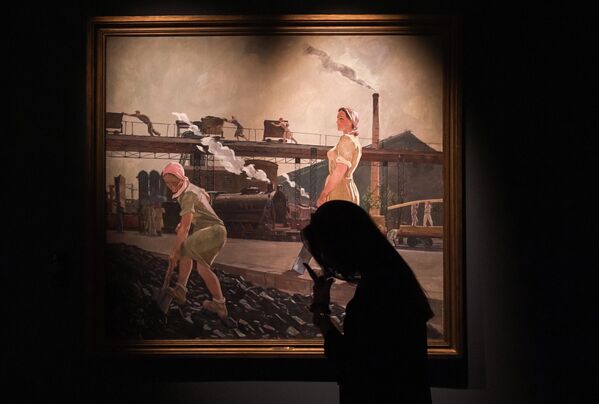 Девушка возле картины Александра Дейнеки Донбасс (1947 г.) на выставке Дейнека/Самохвалов в рамках VIII Санкт-Петербургского международного культурного форума Девушка возле картины Александра Дейнеки Донбасс (1947 г.) на выставке Дейнека/Самохвалов в рамках VIII Санкт-Петербургского международного культурного форума