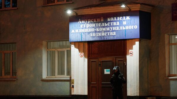Сотрудник правоохранительных органов у здания Амурского колледжа строительства и жилищно-коммунального хозяйства в Благовещенске, где произошла стрельба