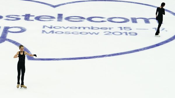 Александра Трусова (Россия) и Евгения Медведева (Россия) на тренировке перед соревнованиями V этапа Гран-при по фигурному катанию. Александра Трусова (Россия) и Евгения Медведева (Россия) на тренировке перед соревнованиями V этапа Гран-при по фигурному катанию.