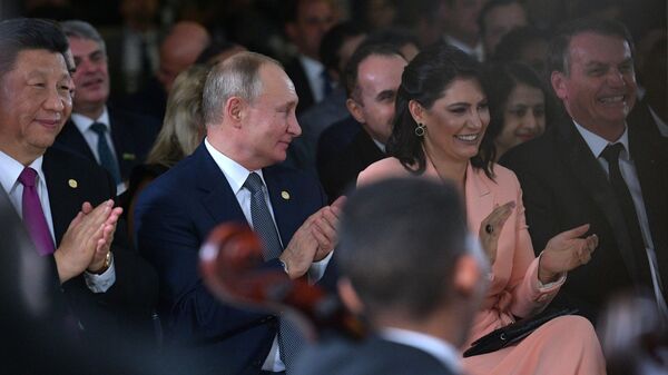 Председатель КНР Си Цзиньпи, президент РФ Владимир Путин и президент Бразилии Жаир Болсонару с супругой Мишель во время посещения концерта для лидеров стран БРИКС во дворце Итамарати Председатель КНР Си Цзиньпи, президент РФ Владимир Путин и президент Бразилии Жаир Болсонару с супругой Мишель во время посещения концерта для лидеров стран БРИКС во дворце Итамарати