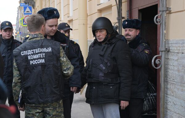 Олег Соколов во время следственного эксперимента на набережной реки Мойки в Санкт-Петербурге Олег Соколов во время следственного эксперимента на набережной реки Мойки в Санкт-Петербурге