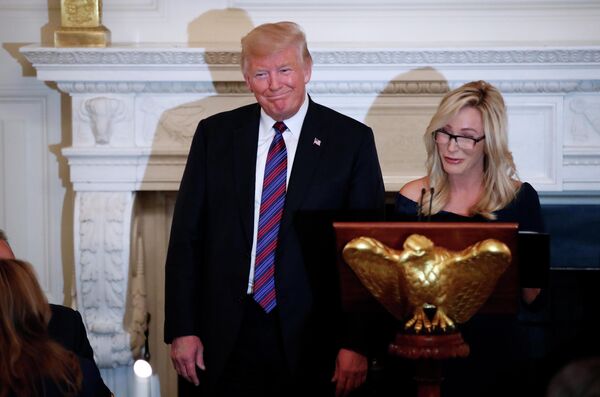 Президент США Дональд Трамп и пастор Паула Уайт в Белом доме Президент США Дональд Трамп и пастор Паула Уайт в Белом доме