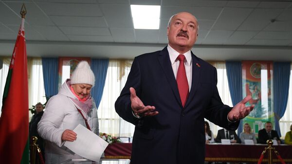 Президент Белоруссии Александр Лукашенко дает интервью после голосования на выборах депутатов Палаты представителей Национального собрания Белоруссии Президент Белоруссии Александр Лукашенко дает интервью после голосования на выборах депутатов Палаты представителей Национального собрания Белоруссии