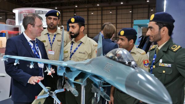 Посетители на международном авиасалоне Dubai Airshow 2019 в Дубае Посетители на международном авиасалоне Dubai Airshow 2019 в Дубае