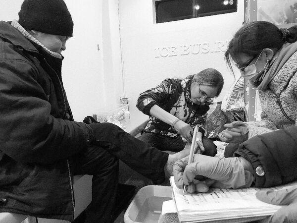 медики оказывают помощь в Автобусе Милосердия, Санкт-Петербург медики оказывают помощь в Автобусе Милосердия, Санкт-Петербург