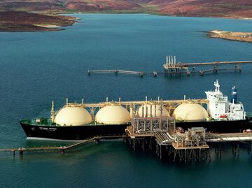 Танкер для транспортировки сжиженного природного газа на терминале загрузки газового завода в Каррате, Австралия Танкер для транспортировки сжиженного природного газа на терминале загрузки газового завода в Каррате, Австралия