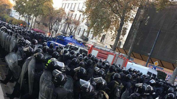 Спецназ в Тбилиси движется к заблокированному зданию парламенту и оттесняет протестующих Спецназ в Тбилиси движется к заблокированному зданию парламенту и оттесняет протестующих