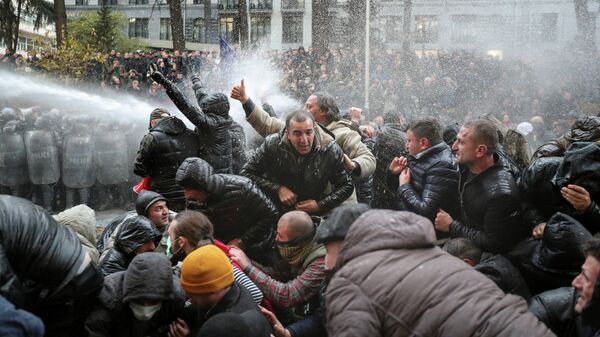 В центре Тбилиси силы спецназа начали разгон митинга. 18 ноября 2019 В центре Тбилиси силы спецназа начали разгон митинга. 18 ноября 2019