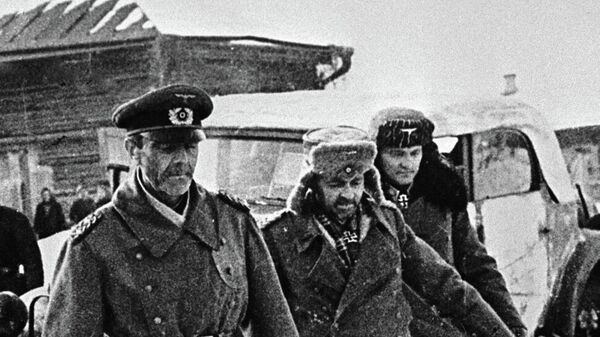 Генерал-фельдмаршал Паулюс (слева) и члены его штаба, сдавшиеся в плен Генерал-фельдмаршал Паулюс (слева) и члены его штаба, сдавшиеся в плен