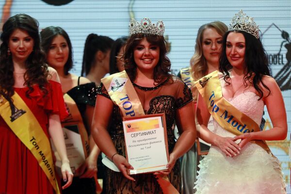 Победительница конкурса красоты Топ Модель PLUS 2019 (в центре) на церемонии награждения Победительница конкурса красоты Топ Модель PLUS 2019 (в центре) на церемонии награждения