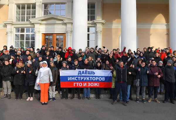 Участники акции Человек идущий идут по маршруту: ВДНХ - главный ботанический сад имени Н.В. Цицина РАН - парк-усадьба Останкино Участники акции Человек идущий идут по маршруту: ВДНХ - главный ботанический сад имени Н.В. Цицина РАН - парк-усадьба Останкино