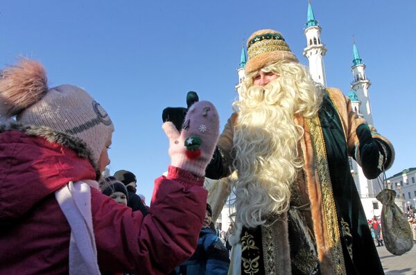 Кыш Бабай общается с детьми на параде возле мечети Кул-Шариф во время празднования 10-летия резиденции татарского волшебника Кыш Бабая и его дочки Кар Кызы в Казани Кыш Бабай общается с детьми на параде возле мечети Кул-Шариф во время празднования 10-летия резиденции татарского волшебника Кыш Бабая и его дочки Кар Кызы в Казани