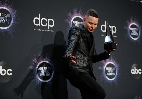 Кейн Браун во время выступления на церемонии награждения American Music Awards 2019 Кейн Браун во время выступления на церемонии награждения American Music Awards 2019