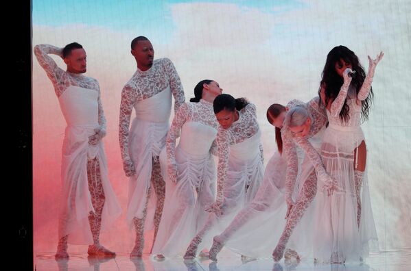 Камила Кабельо во время выступления на церемонии награждения American Music Awards 2019 Камила Кабельо во время выступления на церемонии награждения American Music Awards 2019