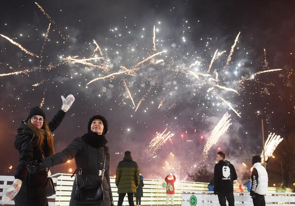 Салют на открытии катка Восход в Центральном парке культуры и отдыха имени Горького в Москве Салют на открытии катка Восход в Центральном парке культуры и отдыха имени Горького в Москве