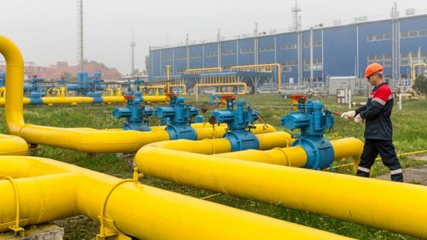 Сотрудник компании Нафтогаз Украины на одном из предприятий Сотрудник компании Нафтогаз Украины на одном из предприятий