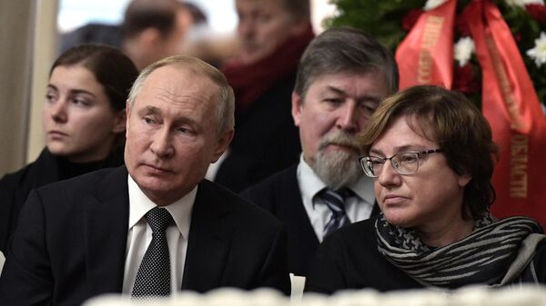 Президент РФ Владимир Путин на церемонии прощания с президентом Санкт-Петербургского государственного университета Людмилой Вербицкой Президент РФ Владимир Путин на церемонии прощания с президентом Санкт-Петербургского государственного университета Людмилой Вербицкой
