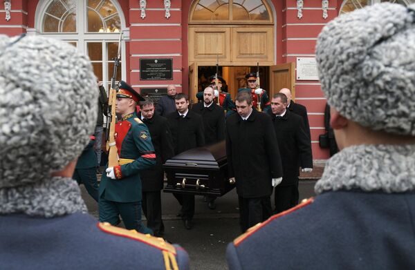 Вынос гроба из здания Двенадцати коллегий Санкт-Петербургского университета после церемонии прощания с президентом СПбГУ, почетным президентом Российской академии образования Людмилой Вербицко Вынос гроба из здания Двенадцати коллегий Санкт-Петербургского университета после церемонии прощания с президентом СПбГУ, почетным президентом Российской академии образования Людмилой Вербицко