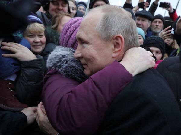 Президент РФ Владимир Путин во время общения с местными жителями после церемонии открытия памятника писателю и общественному деятелю Даниилу Гранину Президент РФ Владимир Путин во время общения с местными жителями после церемонии открытия памятника писателю и общественному деятелю Даниилу Гранину