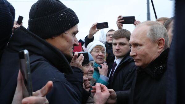 Президент РФ Владимир Путин во время общения с местными жителями после церемонии открытия памятника Даниилу Гранину Президент РФ Владимир Путин во время общения с местными жителями после церемонии открытия памятника Даниилу Гранину