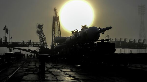 Вывоз ракеты-носителя на стартовую площадку космодрома Байконур Вывоз ракеты-носителя на стартовую площадку космодрома Байконур
