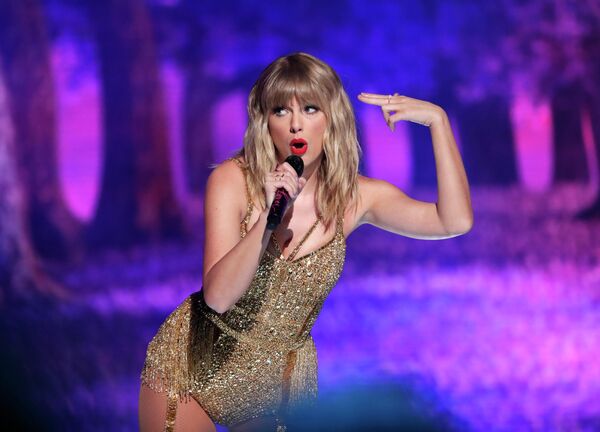 Тейлор Свифт во время выступления на церемонии вручения премии American Music Awards 2019 Тейлор Свифт во время выступления на церемонии вручения премии American Music Awards 2019