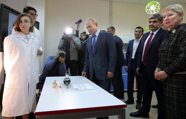 Президент РФ Владимир Путин во время посещения детской академии творчества Солнечный город в Нальчике Президент РФ Владимир Путин во время посещения детской академии творчества Солнечный город в Нальчике
