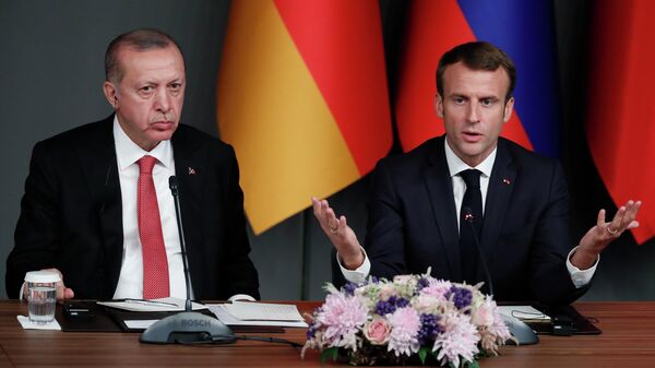 Президент Турции Реджеп Тайип Эрдоган и президент Франции Эммануэль Макрон Президент Турции Реджеп Тайип Эрдоган и президент Франции Эммануэль Макрон