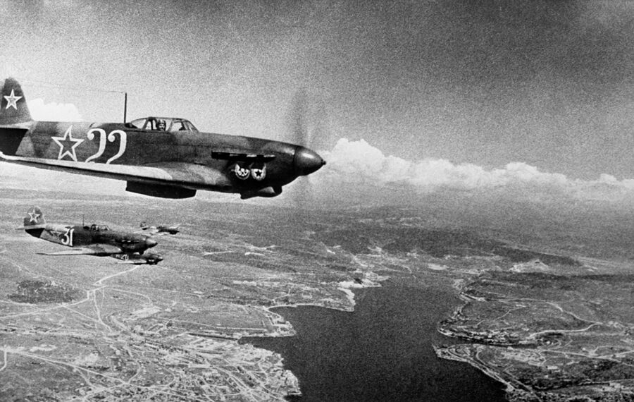 Великая Отечественная война 1941-1945 гг. Оборона Севастополя и битва за Крым (сентябрь 1941 - июль 1942 гг.). За штурвалом самолета Як-9 старший командир звена 40-го истребительного авиационного полка лейтенант А. Г. Павлов. Великая Отечественная война 1941-1945 гг. Оборона Севастополя и битва за Крым (сентябрь 1941 - июль 1942 гг.). За штурвалом самолета Як-9 старший командир звена 40-го истребительного авиационного полка лейтенант А. Г. Павлов.