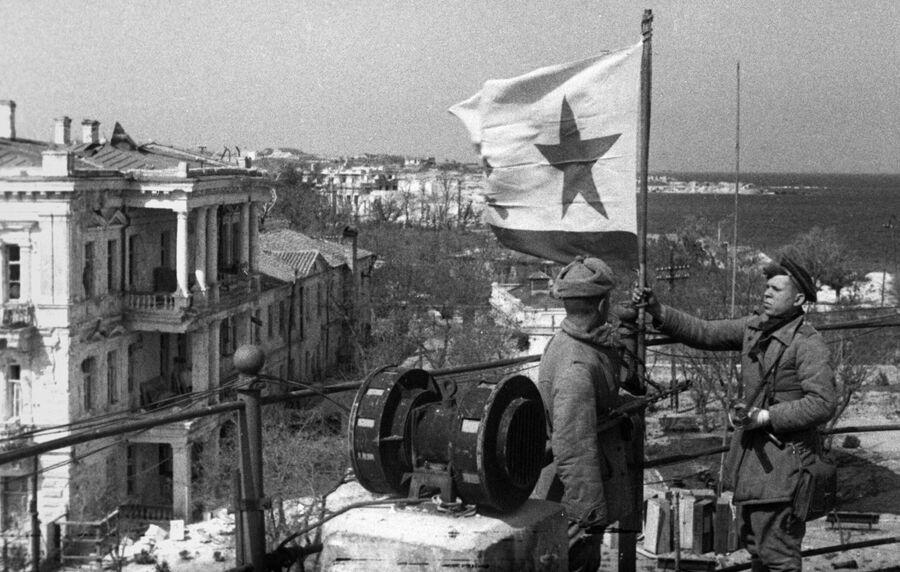 Великая отечественная война 1941-1945 годов. Военно-морской флаг над освобожденным Севастополем, 8 мая 1944 года. Великая отечественная война 1941-1945 годов. Военно-морской флаг над освобожденным Севастополем, 8 мая 1944 года.