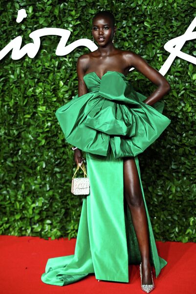 Модель Адут Акеч на церемонии вручения премии British Fashion Awards 2019 Модель Адут Акеч на церемонии вручения премии British Fashion Awards 2019