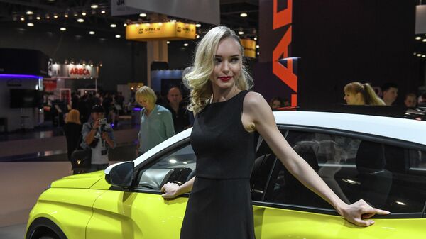 Модель на стенде автопроизводителя LADA Модель на стенде автопроизводителя LADA