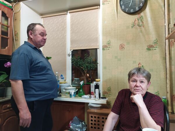 Лариса Титова с мужем на кухне Лариса Титова с мужем на кухне