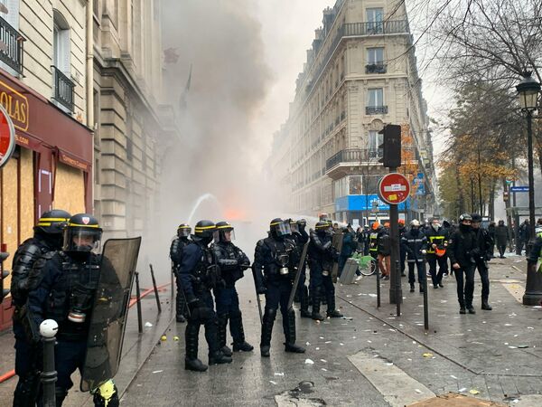 Во время демонстрации в Париже, Франция. 5 декабря 2019 Во время демонстрации в Париже, Франция. 5 декабря 2019