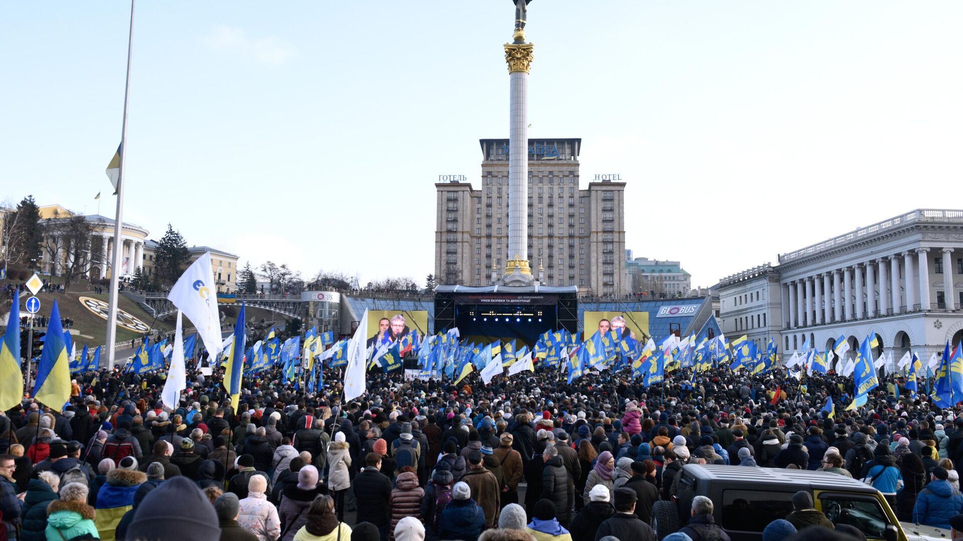 Участники акции Нет капитуляции! на площади Независимости в Киеве Участники акции Нет капитуляции! на площади Независимости в Киеве - РИА Новости, 1920, 21.04.2021