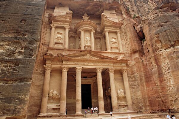 Скальный храм Эль-Хазне в Иордании