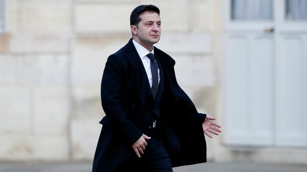 Президент Украины Владимир Зеленский прибывает в Елисейский дворец в Париже. 9 декабря 2019 Президент Украины Владимир Зеленский прибывает в Елисейский дворец в Париже. 9 декабря 2019