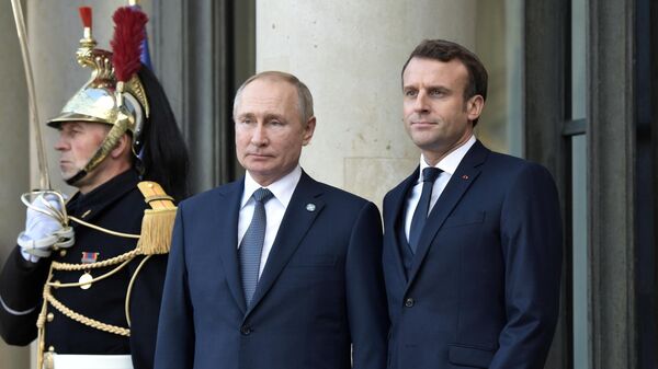Президент РФ Владимир Путин и президент Франции Эммануэль Макрон на церемонии официальной встречи в Елисейском дворце Президент РФ Владимир Путин и президент Франции Эммануэль Макрон на церемонии официальной встречи в Елисейском дворце