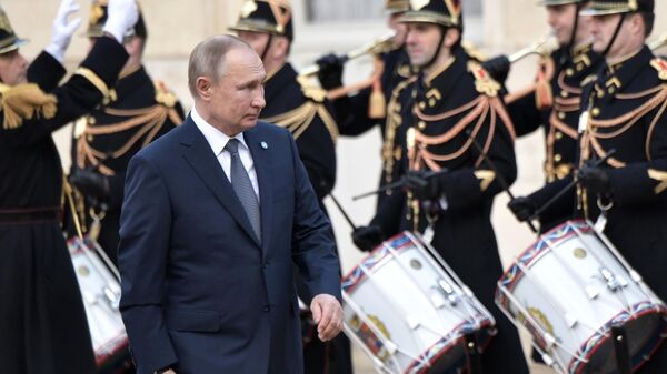 Президент РФ Владимир Путин на церемонии официальной встречи в Елисейском дворце Президент РФ Владимир Путин на церемонии официальной встречи в Елисейском дворце