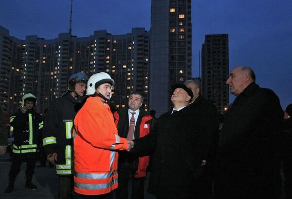 Мэр Москвы Юрий Лужков у жилого многоэтажного панельного дома по улице Королева, где произошел взрыв, вызвавший обрушение и пожар Мэр Москвы Юрий Лужков у жилого многоэтажного панельного дома по улице Королева, где произошел взрыв, вызвавший обрушение и пожар