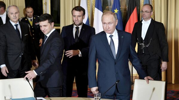 Президент РФ Владимир Путин и президент Франции Эммануэль Макрон и президент Украины Владимир Зеленский во время встречи в Нормандском формате в Елисейском дворце Президент РФ Владимир Путин и президент Франции Эммануэль Макрон и президент Украины Владимир Зеленский во время встречи в Нормандском формате в Елисейском дворце