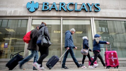 Прохожие у офиса банка Barclays в Лондоне Прохожие у офиса банка Barclays в Лондоне