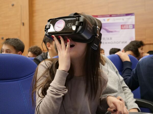 Киргизская школьница в VR-очках Киргизская школьница в VR-очках