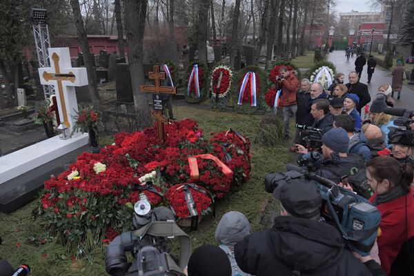 Могила бывшего мэра Москвы Юрия Лужкова на Новодевичьем кладбище в Москве Могила бывшего мэра Москвы Юрия Лужкова на Новодевичьем кладбище в Москве